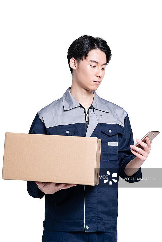 年轻的男快递员在工作图片素材