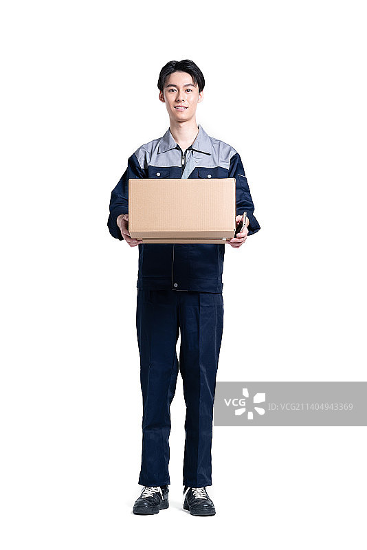 年轻的男快递员在工作图片素材