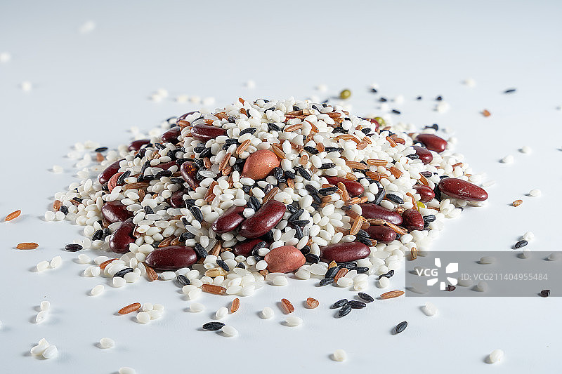 白色背景上的八宝米图片素材
