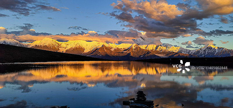 冷嘎措倒映日照金山贡嘎图片素材
