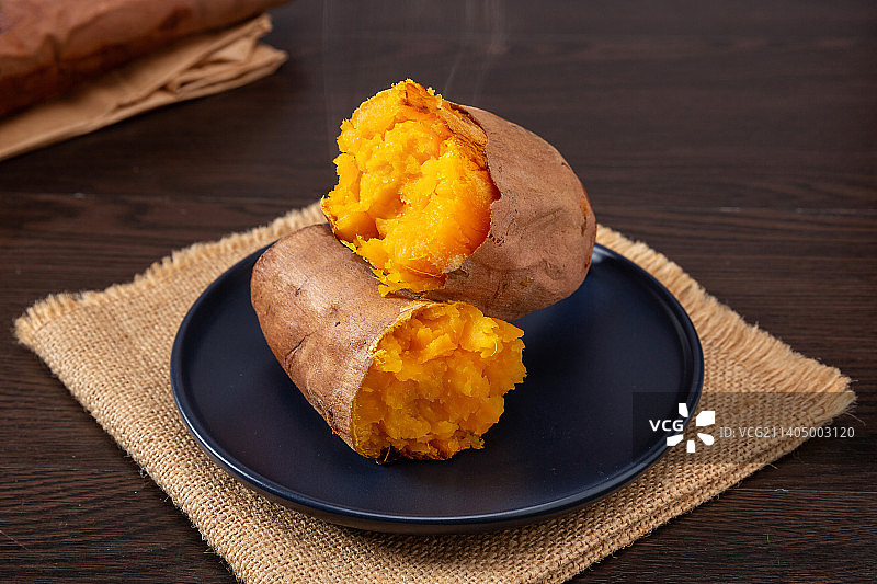 盘子里冒着热气的烤红薯图片素材