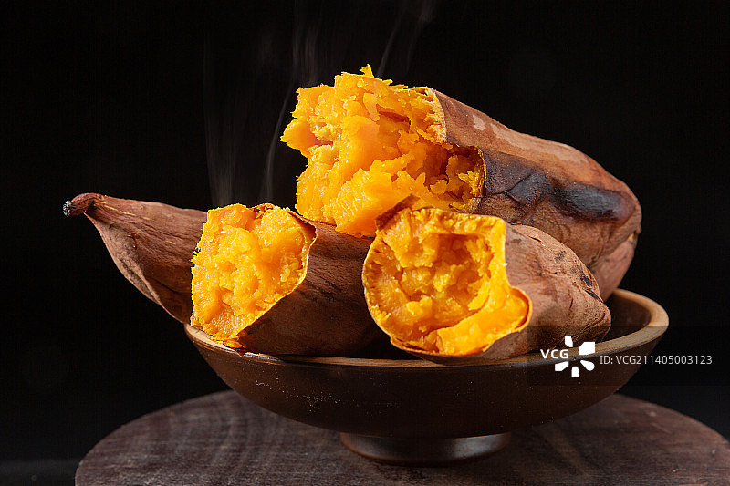 碗里冒着热气的烤红薯图片素材