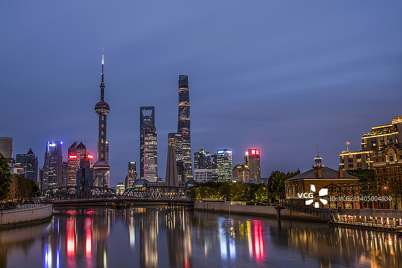 上海乍浦路桥看三件套蓝调图片素材