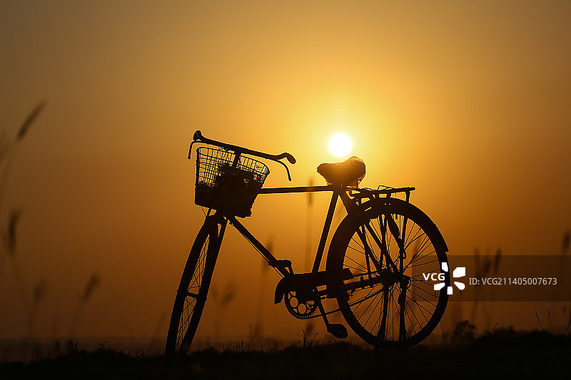 这辆老式自行车，满满的回忆！图片素材