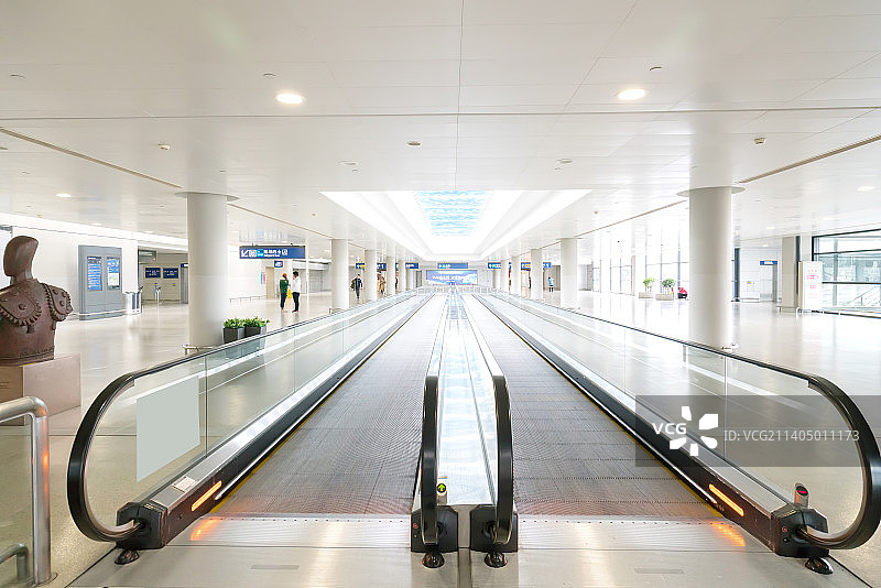 机场出发大厅自动扶梯图片素材