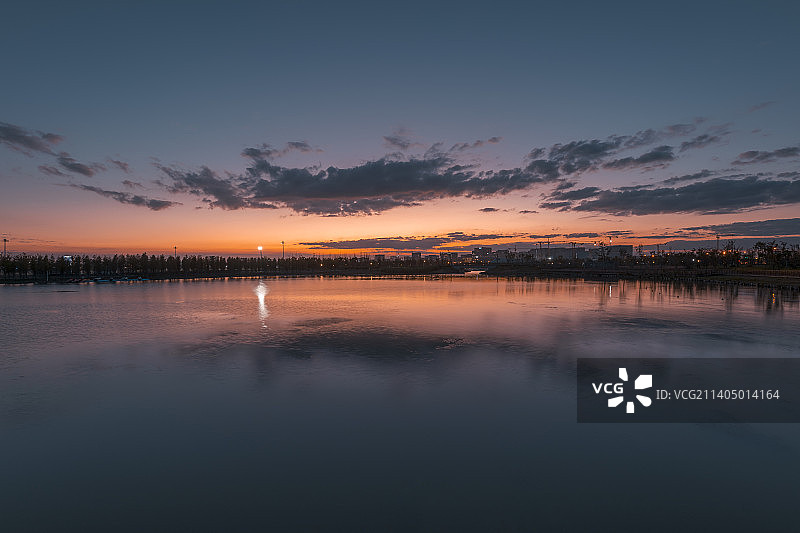 上海市浦东新区临港新城滴水湖景区落日图片素材