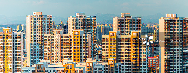 夕阳时静默的秦皇岛海港区城市建筑的高角度建筑地产全景图片素材