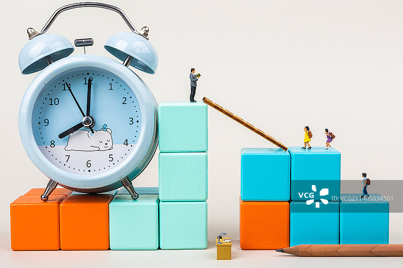 微缩景观学生背着书包攀爬梯子获得知识图片素材