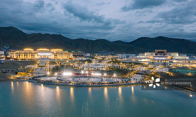 日喀则珠峰产业园万人锅庄图片素材