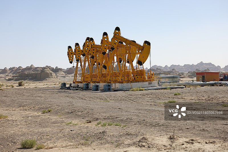 塔克拉玛干沙漠的抽油机图片素材