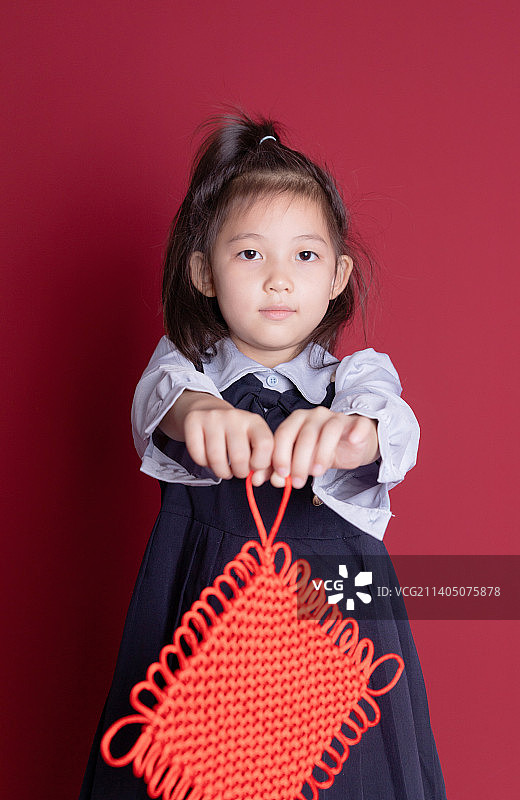 拿着中国结的可爱小女孩图片素材