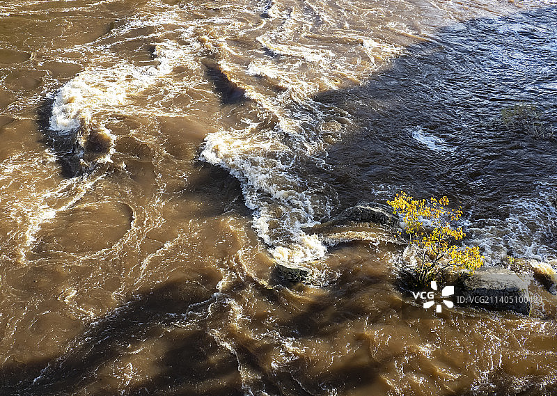 英国坎布里亚郡柯克比隆斯代尔的卢恩河洪水图片素材