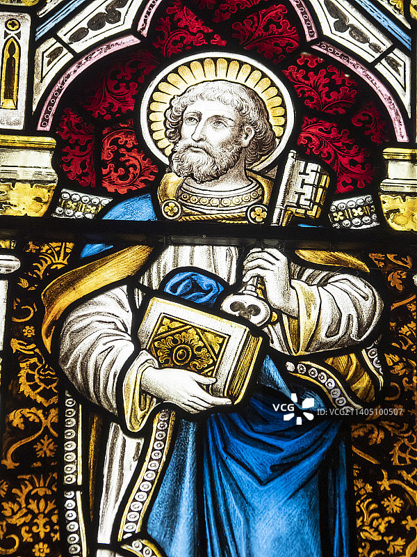 英国兰开夏郡Clitheroe附近Downham教堂的彩色玻璃圣彼得像图片素材