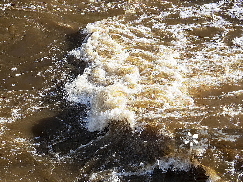 英国坎布里亚郡柯克比隆斯代尔的卢恩河洪水图片素材