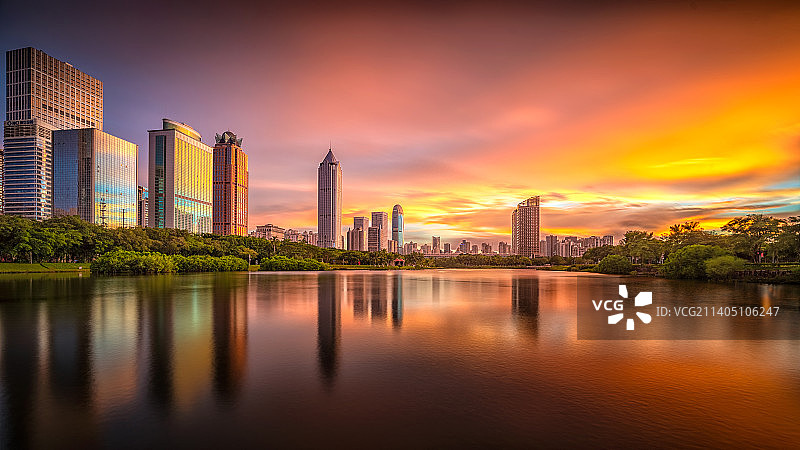 火烧云倒影图片素材