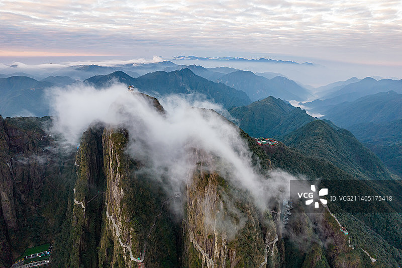 航拍云雾缭绕的湖南郴州莽山景区图片素材
