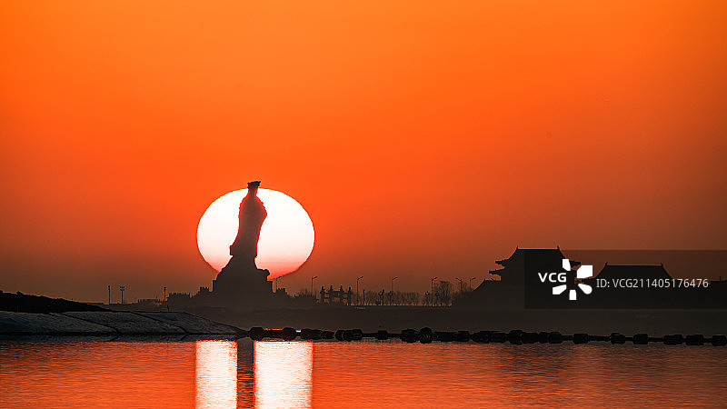 天津海边日出妈祖像悬日图片素材