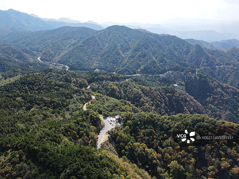 航拍初秋大别山区的青山丛中的蜿蜒公路图片素材