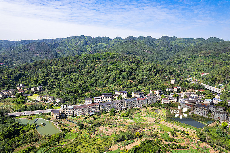 缙云山下的美丽乡村图片素材