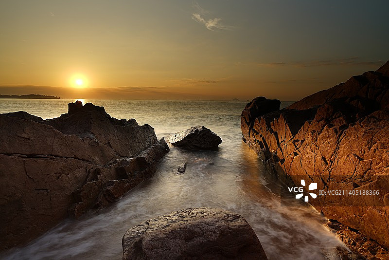 滿潮燕儿岛     21天摄影挑战赛10月赛 太阳出来后立即隐藏于云层，这给我寻找机位的时间。图片素材