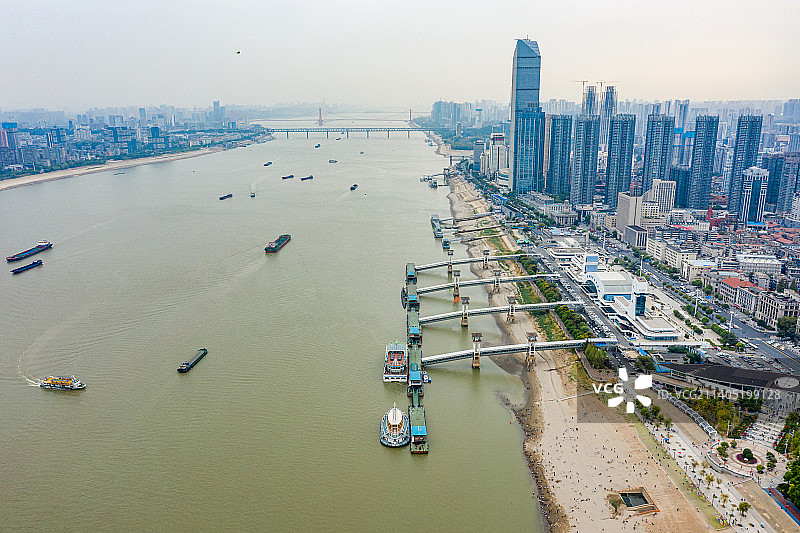 航拍武汉科学技术馆（原长江武汉港客运大楼港口码头）图片素材