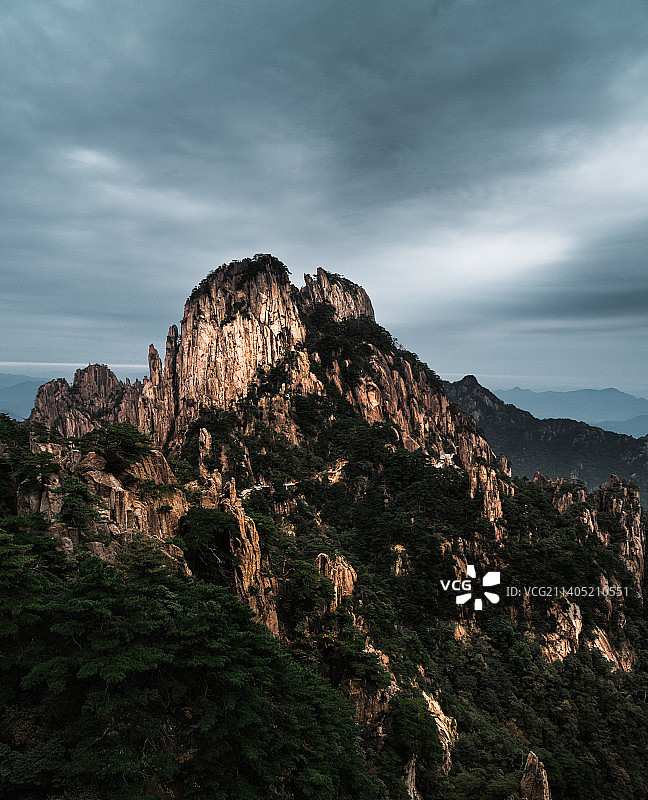乌云中的黄山莲花峰图片素材