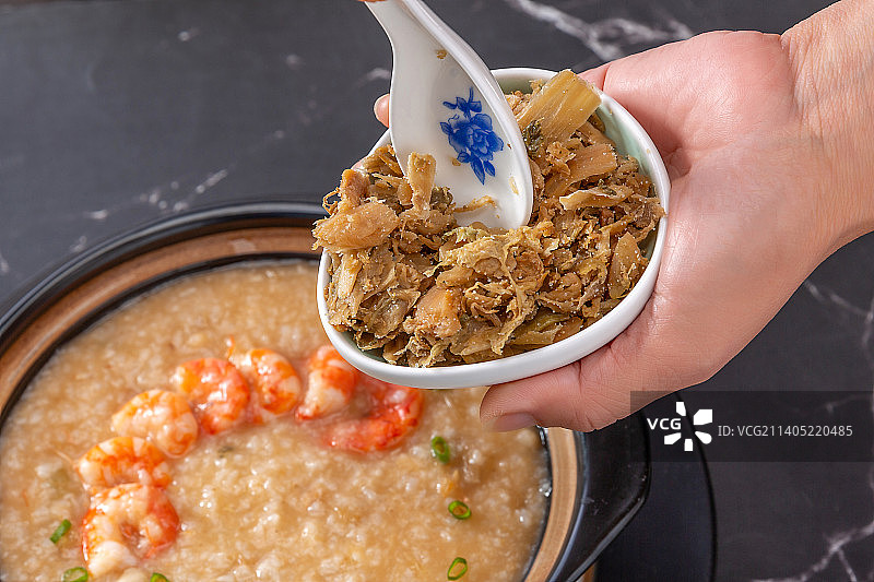 端在手里的一碟天津特色咸菜：冬菜图片素材