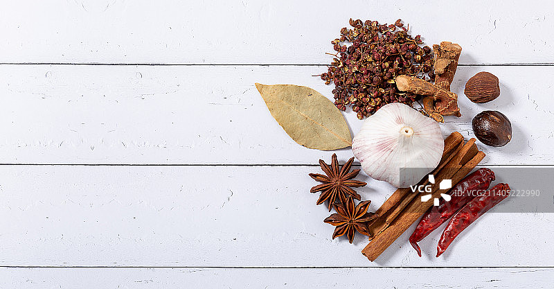 白色木桌面上的家常调料图片素材