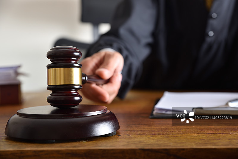 法官用木槌宣判的细节图片素材