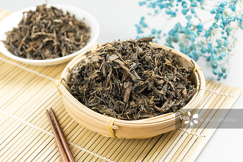 一盘梅干菜摆放在桌面上特写图片素材