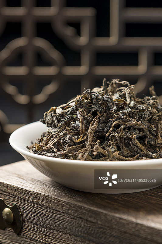 一盘梅干菜摆放在桌面上特写图片素材