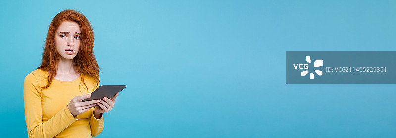 年轻姜红色头发美女特写图片素材