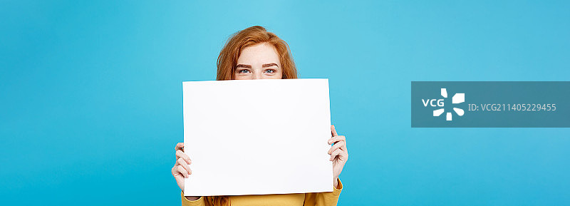 特写：年轻漂亮的红发女孩的微笑肖像图片素材