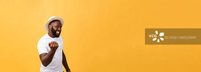 感到兴奋并做手势的英俊年轻非裔美国男员工图片素材