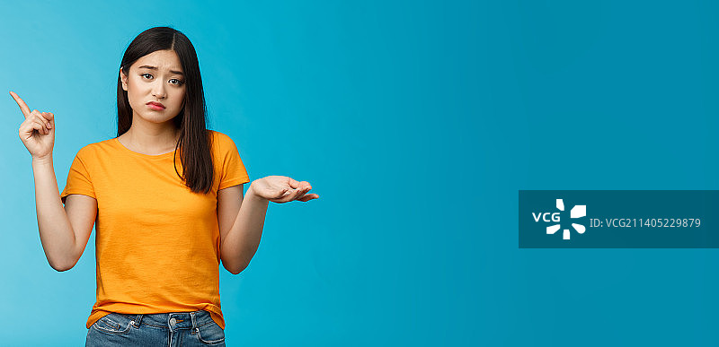 有烦恼的亚洲女孩寻求帮助图片素材