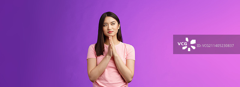 狡猾聪明的亚洲女人搓手策划图片素材