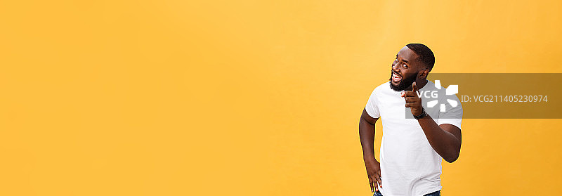 快乐微笑并用食指指着的年轻非洲顾客图片素材