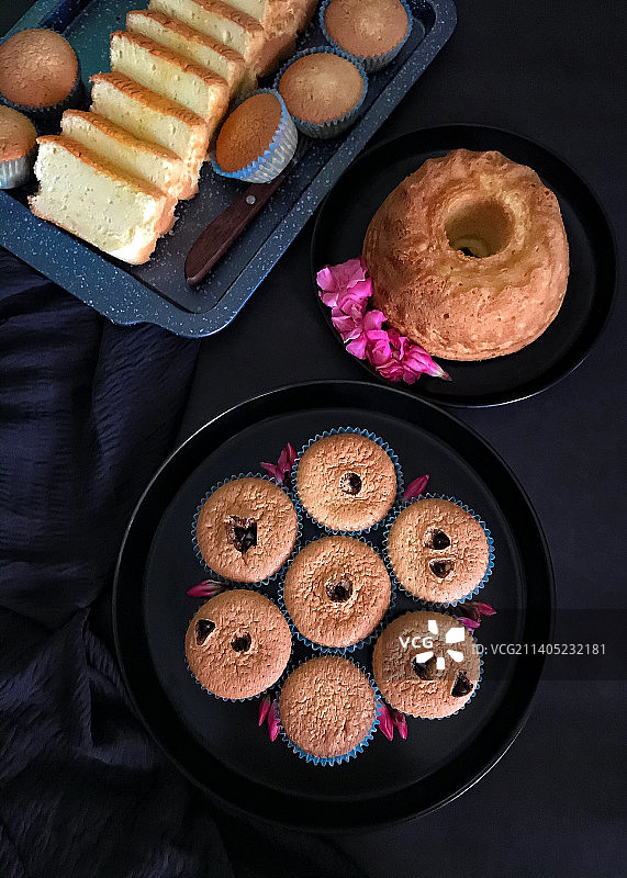 孟加拉国吉大港桌子上纸杯蛋糕的俯视角度照片图片素材