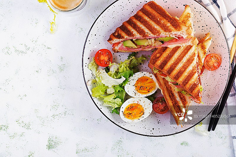 烤俱乐部三明治帕尼尼配火腿番茄芝士牛油果图片素材