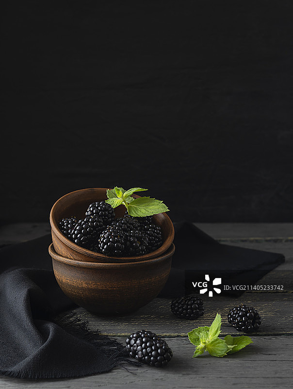 粘土碗里的大黑莓图片素材