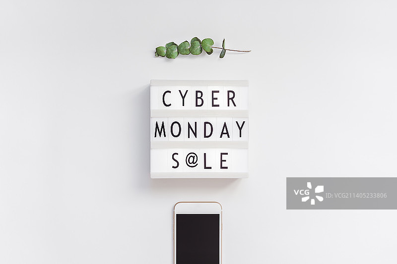 白色灯箱上的网络星期一促销文字图片素材