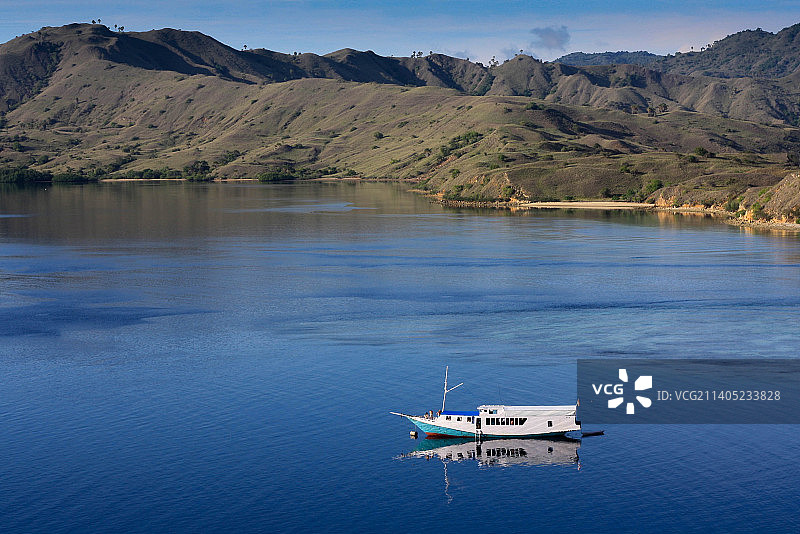 印度尼西亚海中山上的帆船高角度景观图片素材