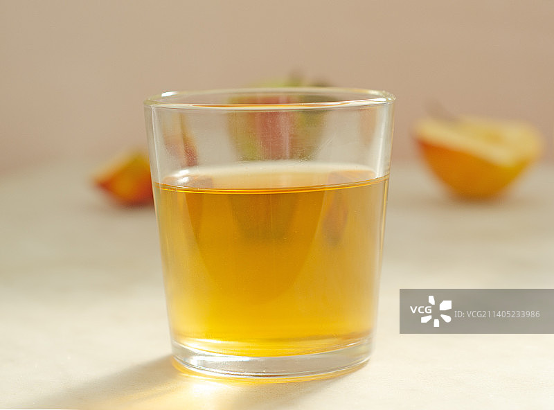 苹果背景下的苹果汁图片素材