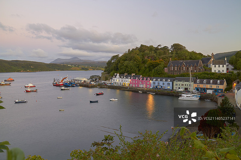 英国波特里建筑旁的河流风光图片素材