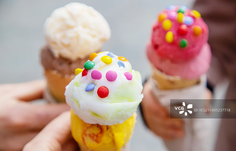 人们手中的冰淇淋（选择性聚焦）图片素材