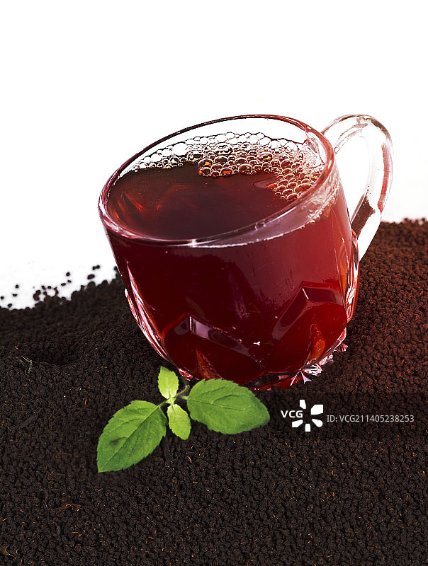 白色背景下的杯中草药茶特写图片素材