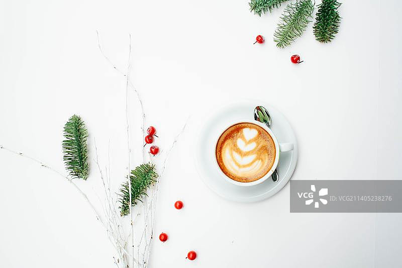 白色背景上的圣诞装饰咖啡俯视图图片素材