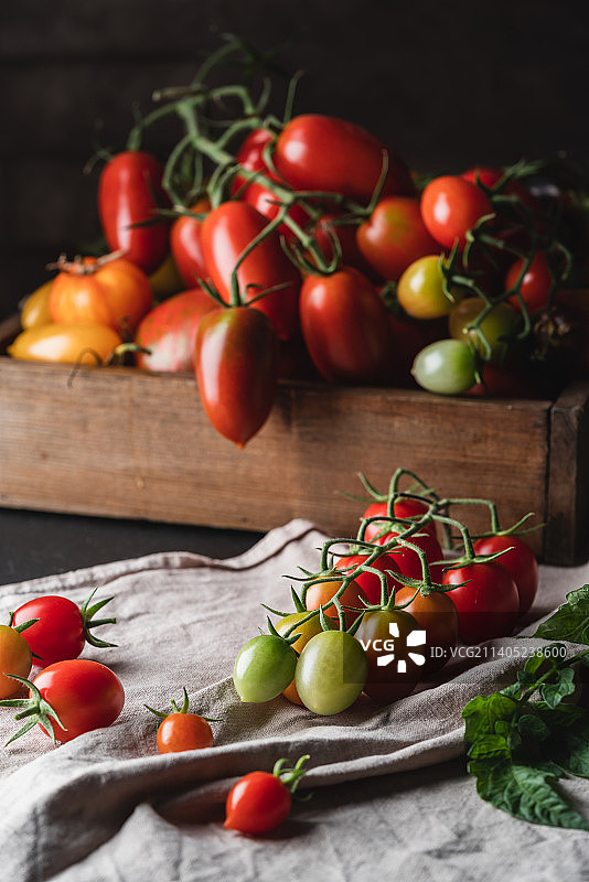 桌子上西红柿的高角度视图图片素材