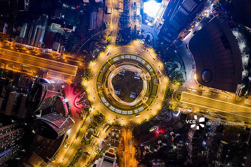 航拍湖北武汉光谷广场夜景 “星河”雕塑 交通转盘环岛图片素材