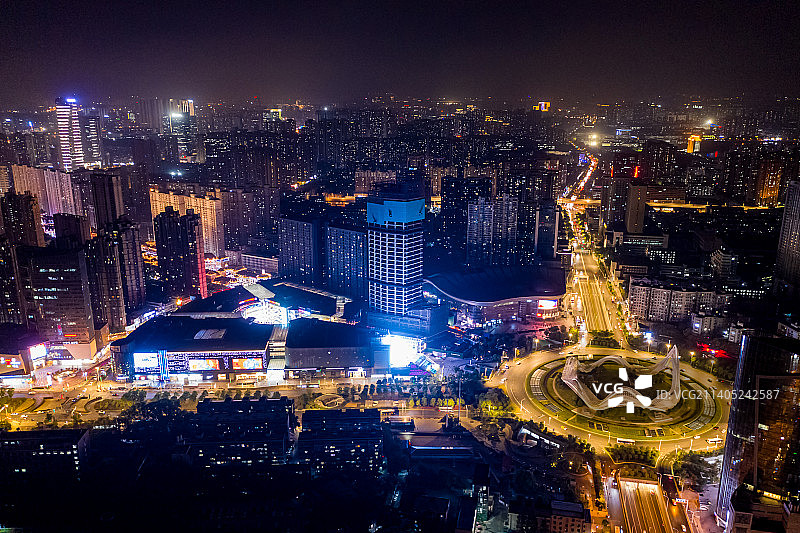 航拍湖北武汉光谷广场夜景 “星河”雕塑 交通转盘环岛图片素材